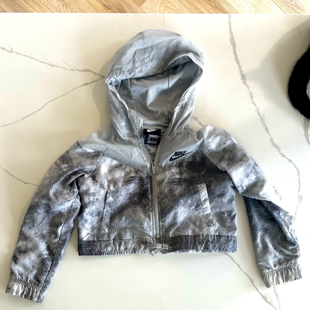 Nike gray hooded windbreaker, adjustable zipper to turn it into a trendy crop!